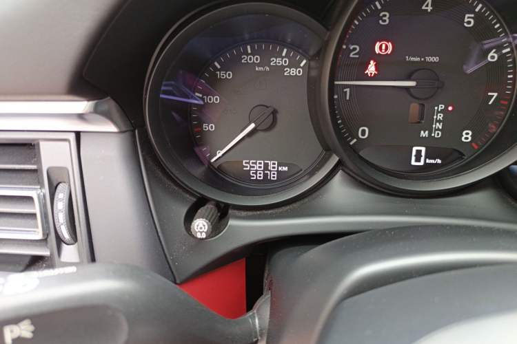 Used Porsche Macan 2023 Macan 2.0T Odometer Close Up