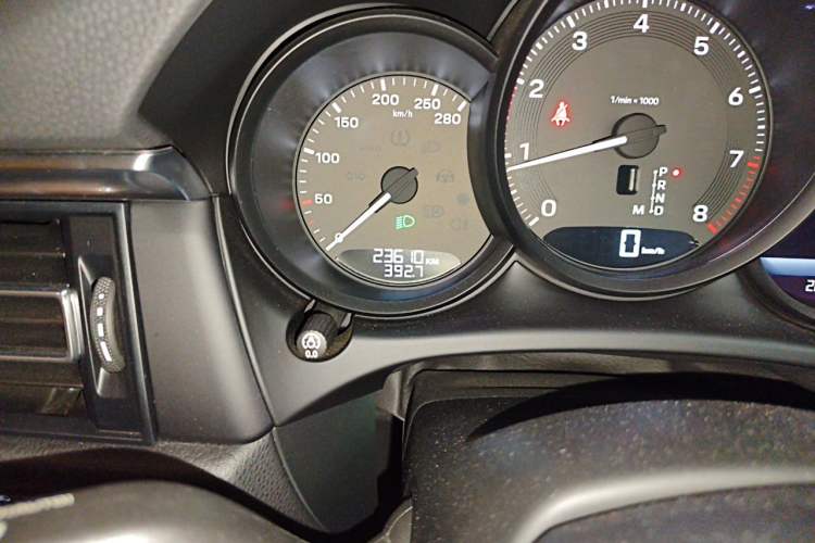 Used Porsche Macan 2023 Macan 2.0T Odometer Close Up