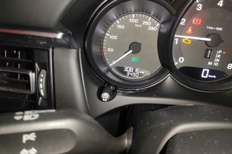 Used Porsche Macan 2023 Macan 2.0T Odometer Close Up