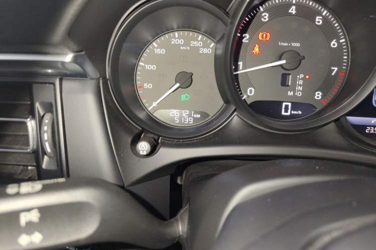 Used Porsche Macan 2023 Macan 2.0T Odometer Close Up
