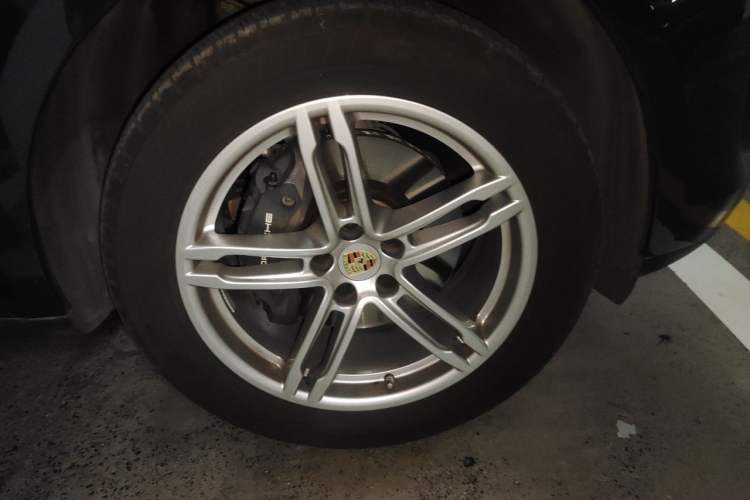 Used Porsche Macan 2023 Macan 2.0T Right Front Wheel Hub