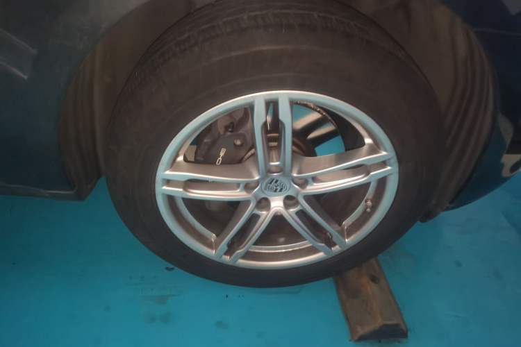 Used Porsche Macan 2023 Macan 2.0T Right Front Wheel Hub