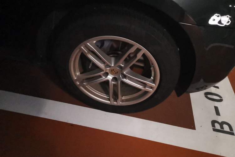 Used Porsche Macan 2023 Macan 2.0T Right Front Wheel Hub