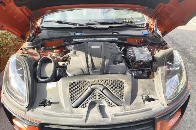Used Porsche Macan 2023 Macan S 2.9T Engine Bay