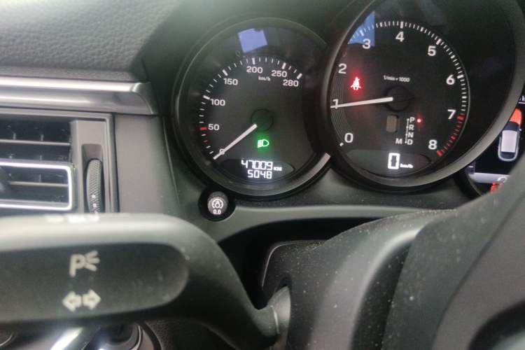 Used Porsche Macan 2023 Macan 2.0T Odometer Close Up