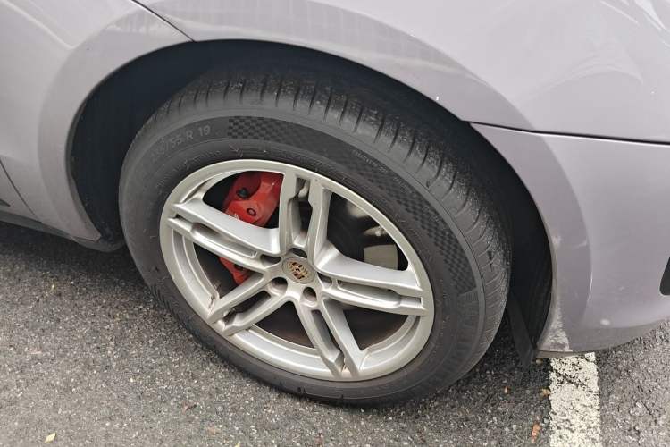 Used Porsche Macan 2023 Macan 2.0T Right Front Wheel Hub