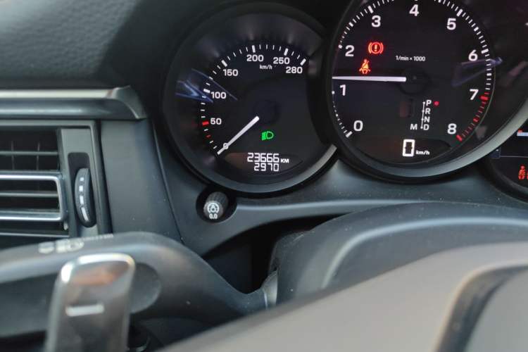 Used Porsche Macan 2023 Macan 2.0T Odometer Close Up