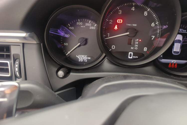 Used Porsche Macan 2023 Macan 2.0T Odometer Close Up