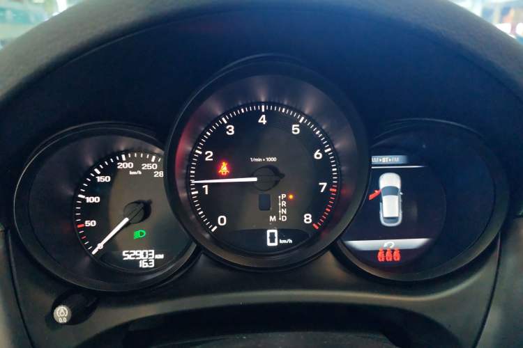 Used Porsche Macan 2023 Macan 2.0T Odometer Close Up