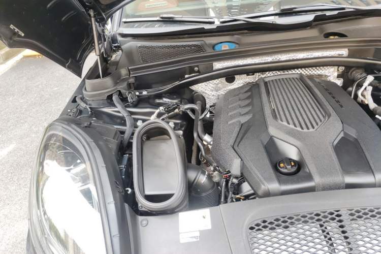 Used Porsche Macan 2023 Macan 2.0T Engine Bay Right