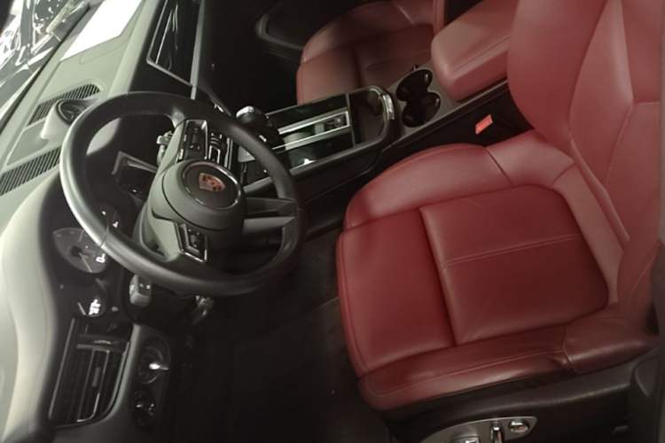 Used Porsche Macan 2023 Macan S 2.9T Left Front Seat