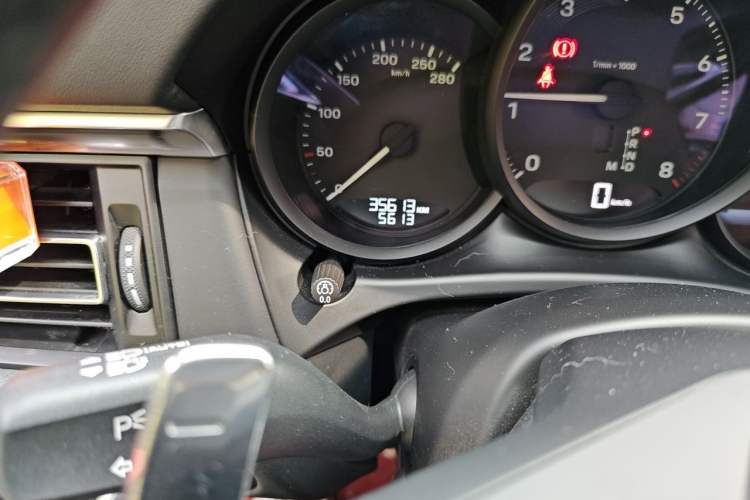 Used Porsche Macan 2023 Macan 2.0T Odometer Close Up