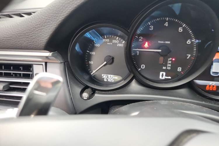 Used Porsche Macan 2023 Macan 2.0T Odometer Close Up