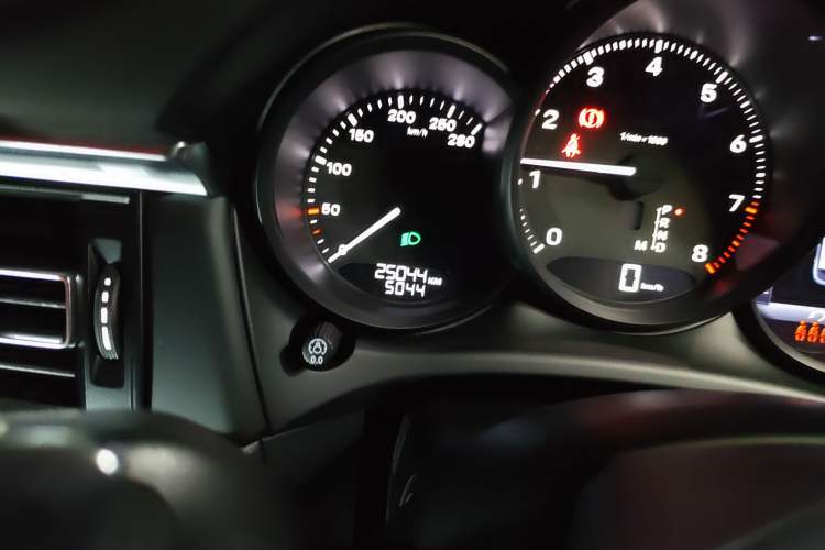 Used Porsche Macan 2023 Macan 2.0T Odometer Close Up