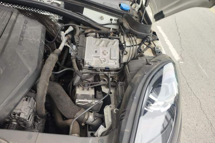 Used Porsche Macan 2023 Macan T 2.0T Engine Bay Left