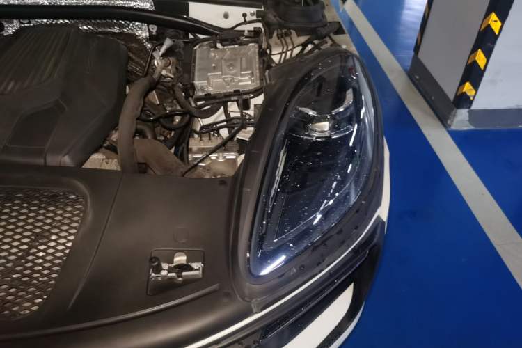 Used Porsche Macan 2023 Macan 2.0T Engine Bay Left
