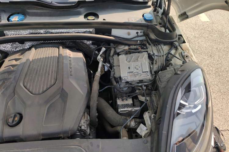 Used Porsche Macan 2023 Macan 2.0T Engine Bay Left