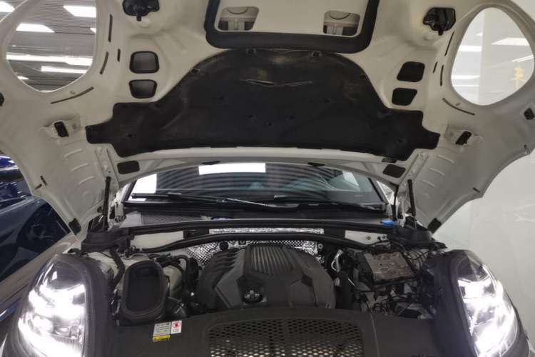 Used Porsche Macan 2023 Macan 2.0T Engine Bay