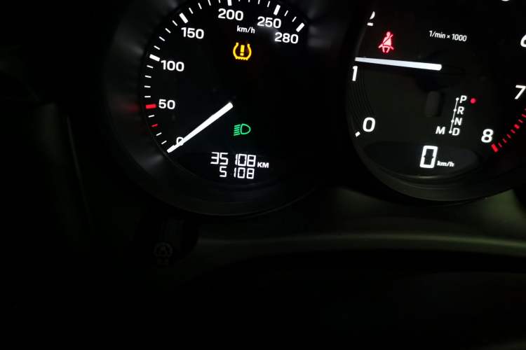 Used Porsche Macan 2023 Macan 2.0T Odometer Close Up