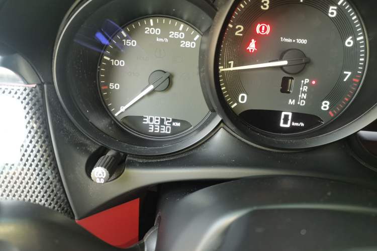 Used Porsche Macan 2023 Macan T 2.0T Odometer Close Up