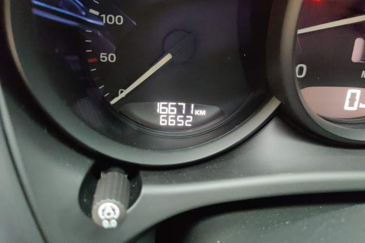 Used Porsche Macan 2023 Macan 2.0T Odometer Close Up