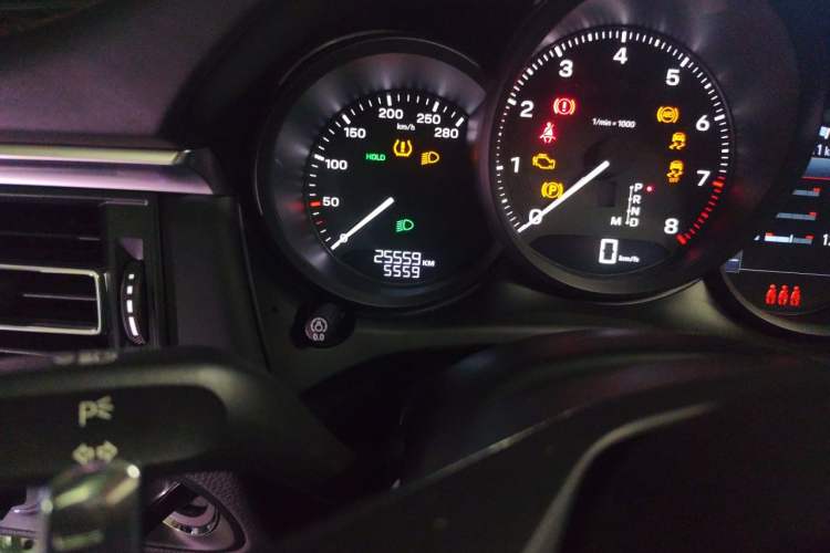 Used Porsche Macan 2023 Macan 2.0T Odometer Close Up