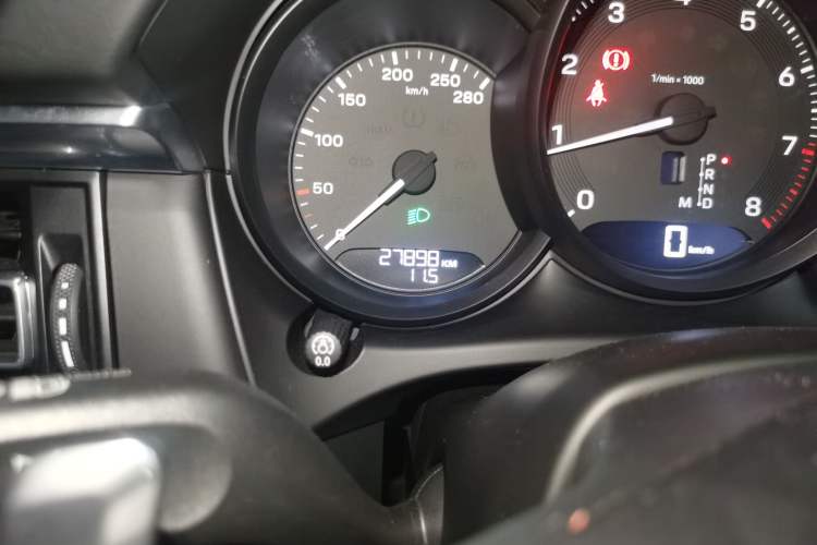 Used Porsche Macan 2023 Macan 2.0T Odometer Close Up