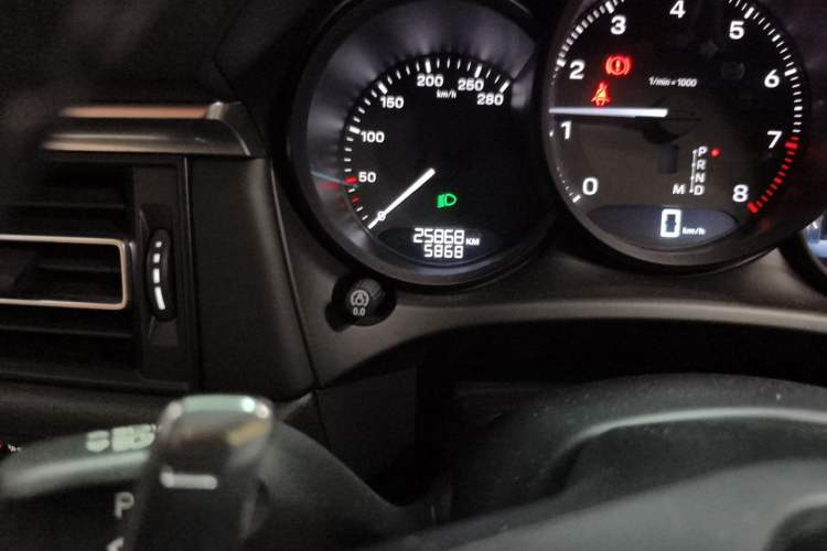 Used Porsche Macan 2023 Macan T 2.0T Odometer Close Up