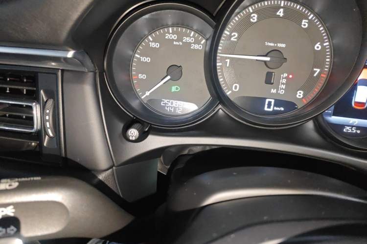 Used Porsche Macan 2023 Macan 2.0T Odometer Close Up