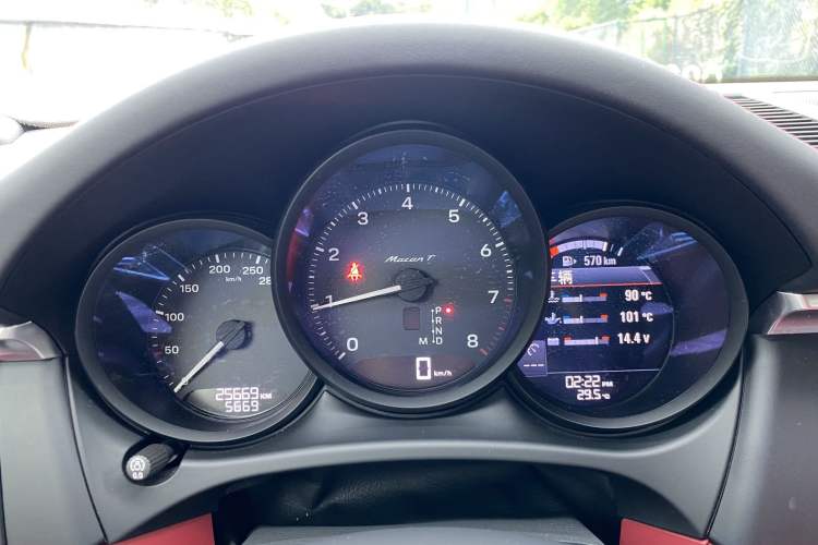 Used Porsche Macan 2023 Macan T 2.0T Odometer Close Up