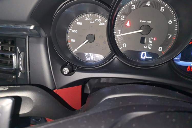 Used Porsche Macan 2023 Macan 2.0T Odometer Close Up