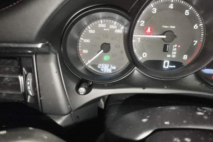 Used Porsche Macan 2023 Macan 2.0T Odometer Close Up