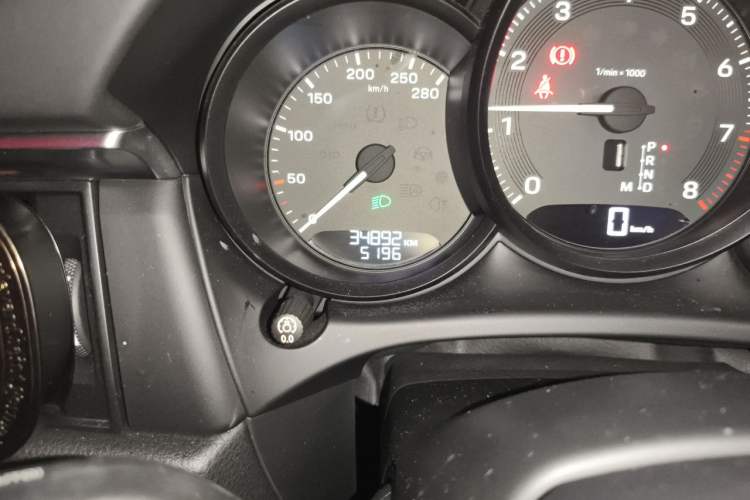 Used Porsche Macan 2023 Macan 2.0T Odometer Close Up