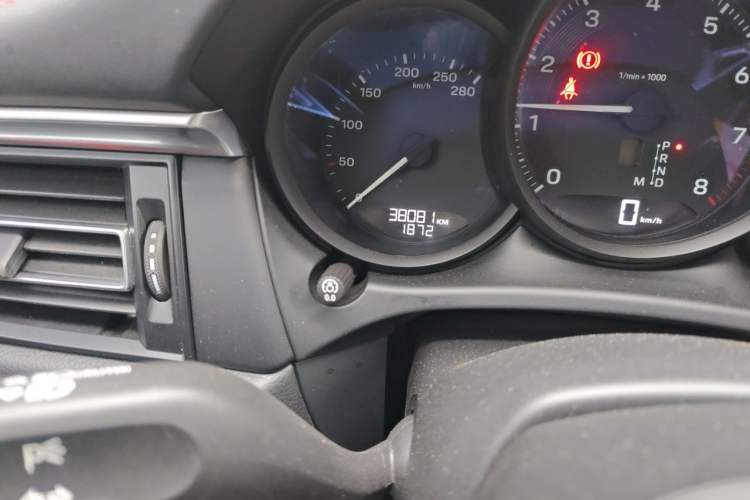 Used Porsche Macan 2023 Macan T 2.0T Odometer Close Up
