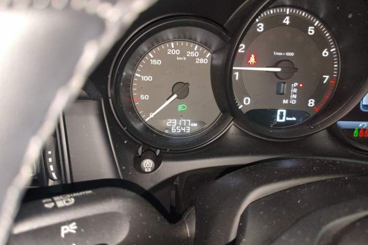 Used Porsche Macan 2023 Macan 2.0T Odometer Close Up
