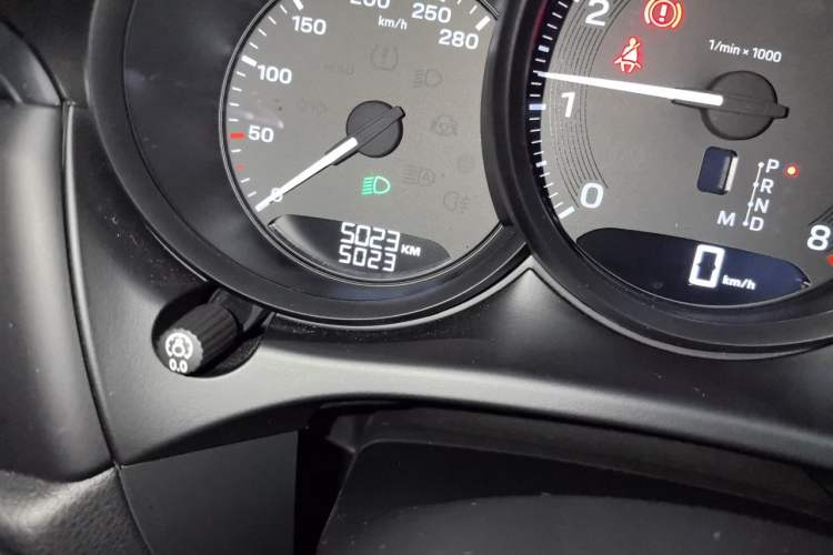 Used Porsche Macan 2023 Macan 2.0T Odometer Close Up