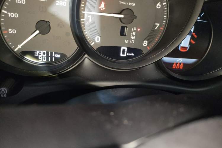 Used Porsche Macan 2023 Macan 2.0T Odometer Close Up