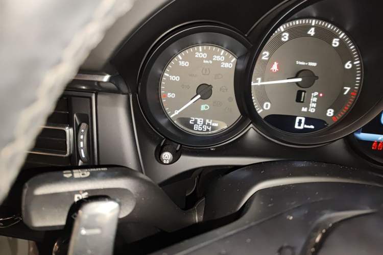Used Porsche Macan 2023 Macan 2.0T Odometer Close Up
