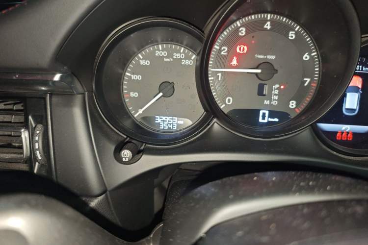 Used Porsche Macan 2023 Macan 2.0T Odometer Close Up