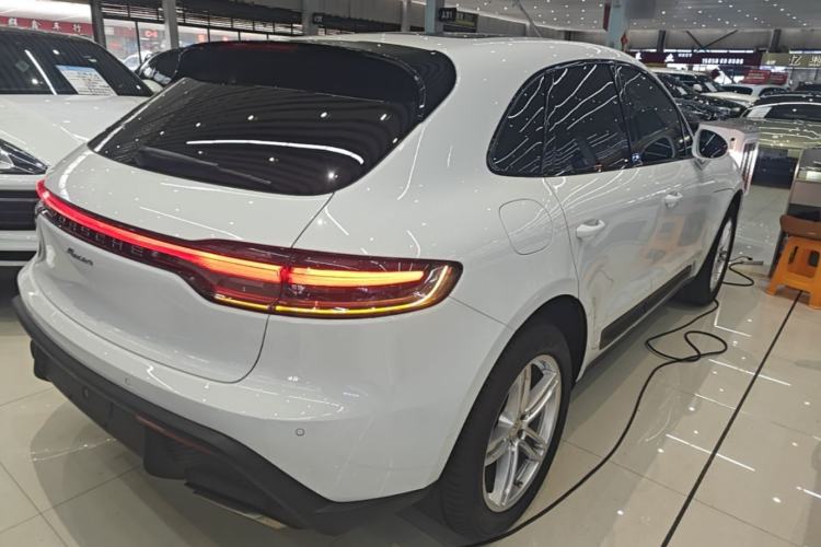 Used Porsche Macan 2023 Macan 2.0T Rear Right 45 Deg