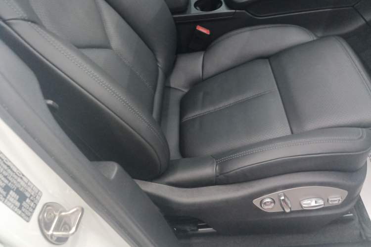 Used Porsche Macan 2023 Macan 2.0T Right Front Seat