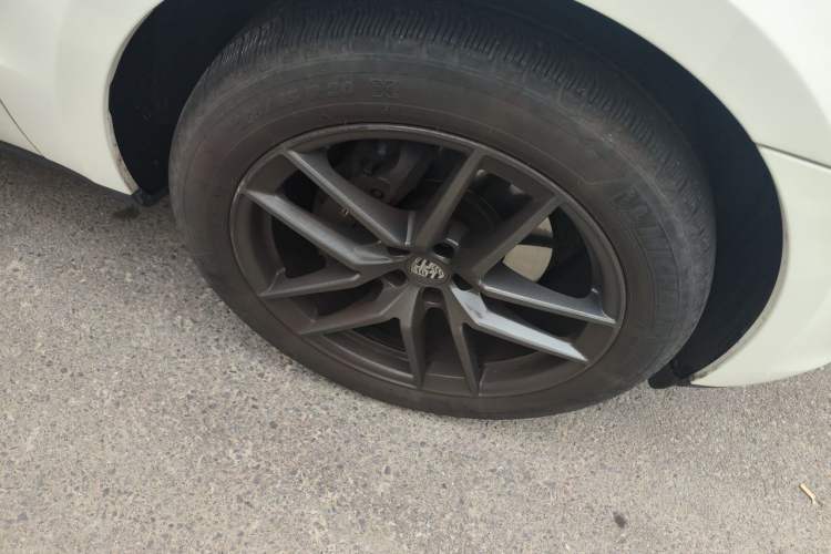 Used Porsche Macan 2023 Macan T 2.0T Right Front Wheel Hub