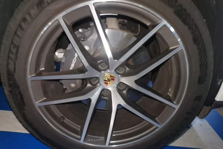 Used Porsche Macan 2023 Macan 2.0T Right Front Wheel Hub