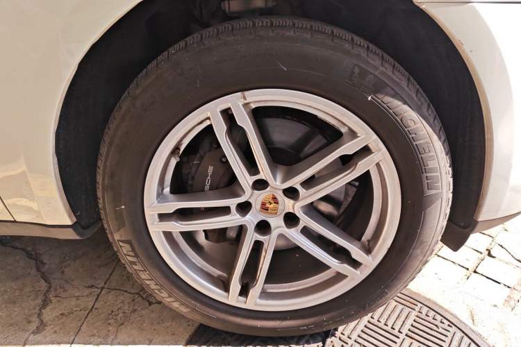 Used Porsche Macan 2023 Macan 2.0T Right Front Wheel Hub