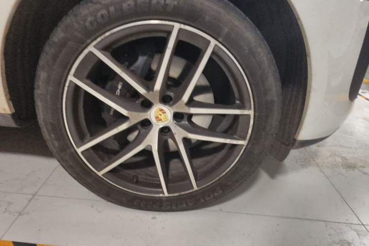 Used Porsche Macan 2023 Macan T 2.0T Right Front Wheel Hub