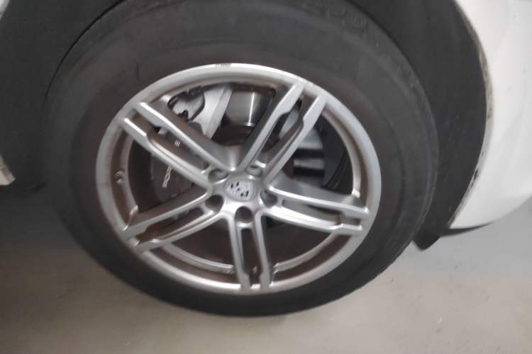 Used Porsche Macan 2023 Macan T 2.0T Right Front Wheel Hub