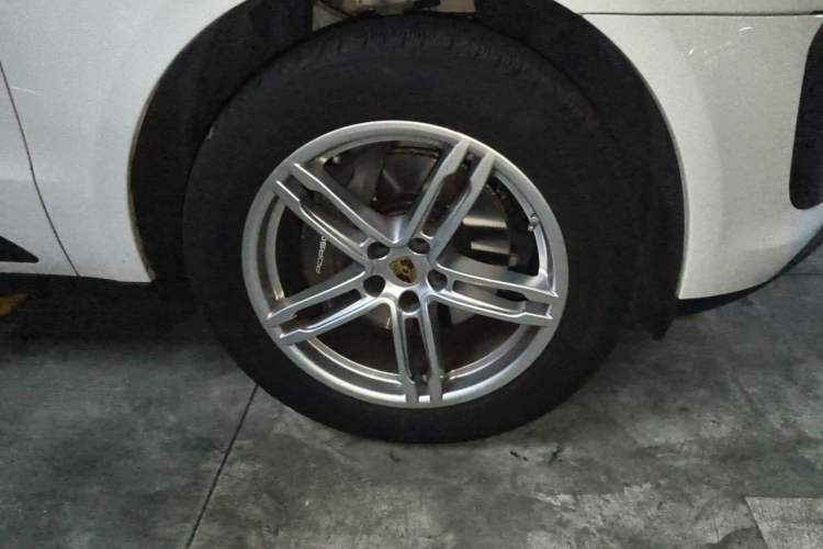 Used Porsche Macan 2023 Macan 2.0T Right Front Wheel Hub