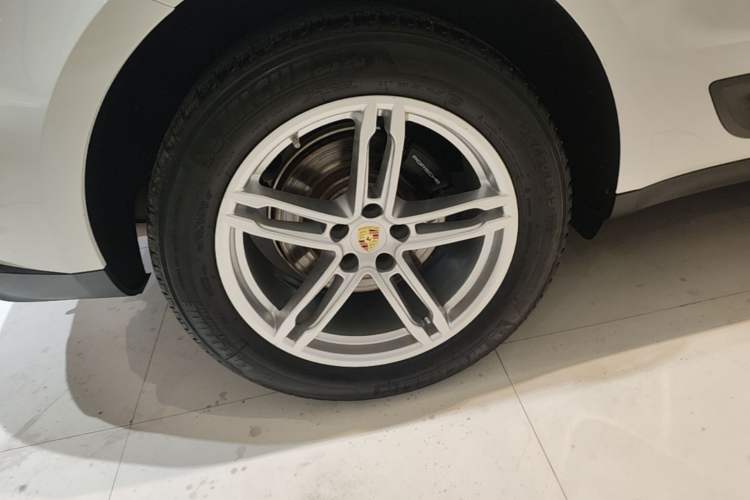 Used Porsche Macan 2023 Macan 2.0T Right Rear Wheel Hub