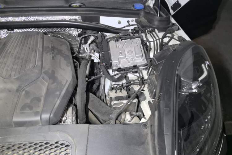 Used Porsche Macan 2024 Macan 2.0T Engine Bay Left