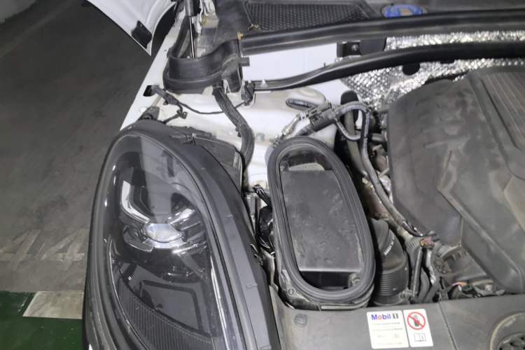 Used Porsche Macan 2024 Macan 2.0T Engine Bay Right